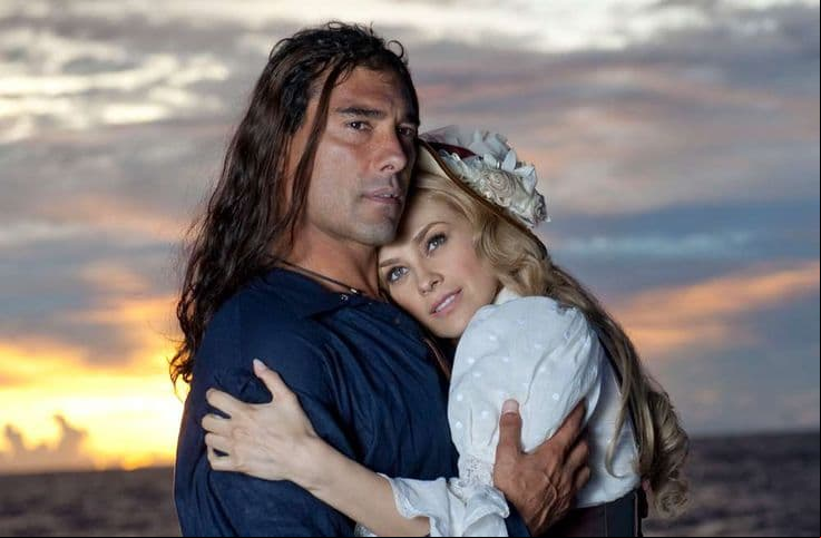 Eduardo Yáñez y Aracely Arámbula fueron los responsables de revivir la trama de 'Corazón Salvaje', pues en 2009 protagonizaron una nueva versión. En esta entrega, Arámbula da vida 'Regina' y 'Aimée', dos hermanas gemelas que luchan por el amor de 'Juan del Diablo'. Sin embargo, esta adaptación no contaba con gemelas, sino con dos hermanas diferentes.