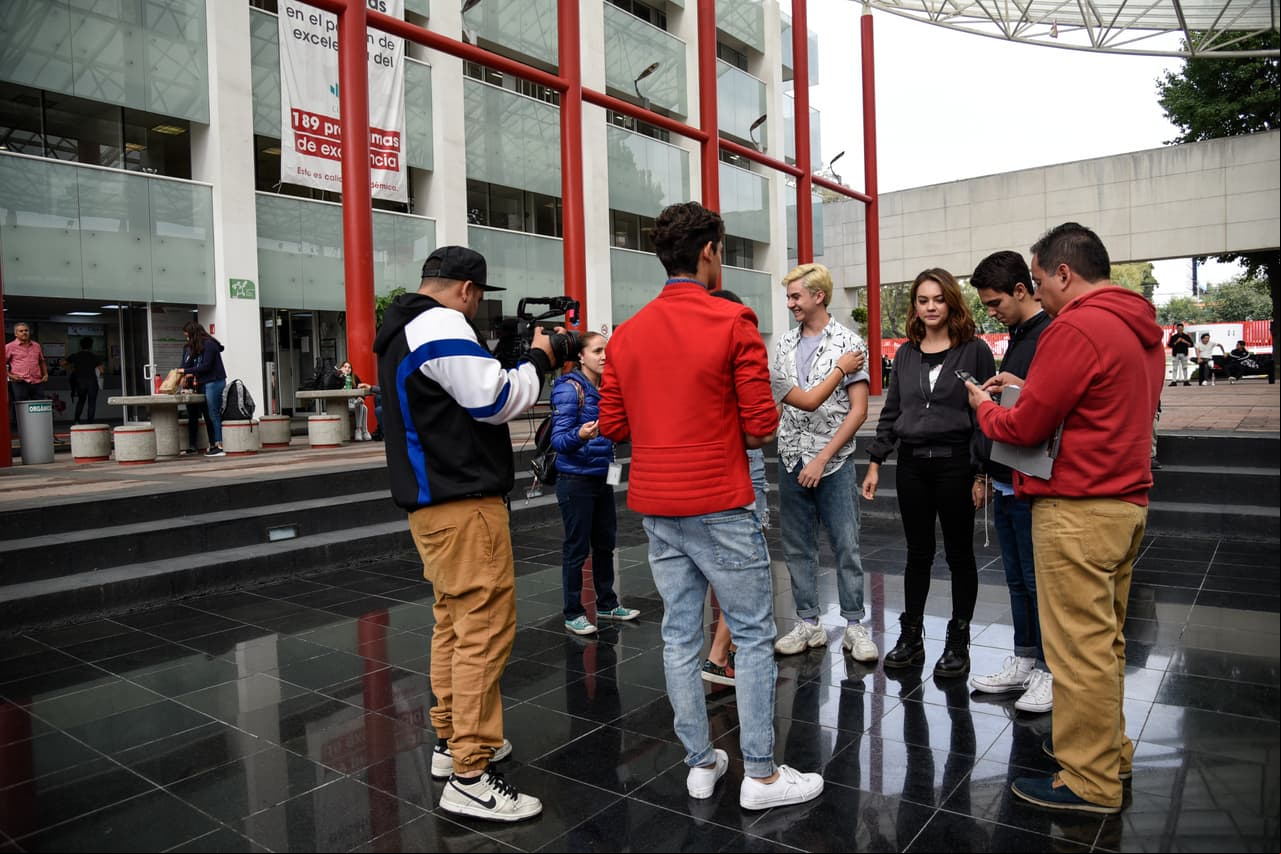 Todo el elenco se unió para recibir instrucciones del equipo de producción