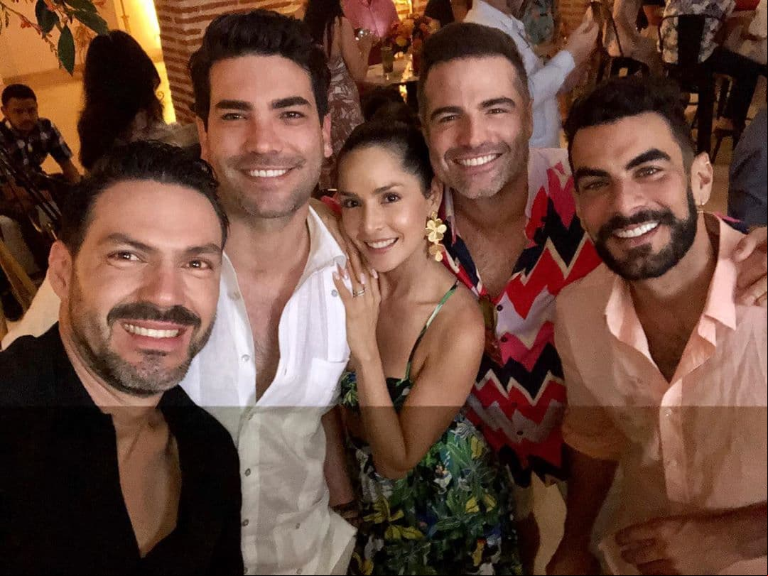 Para la segunda parte de la boda, los invitados dejaron a un lado los vestidos de gala y se pusieron algo más cómodo, momento que captó Fernanda Castillo a través de su cuenta de Instagram, mostrando que el baile continuaba.
