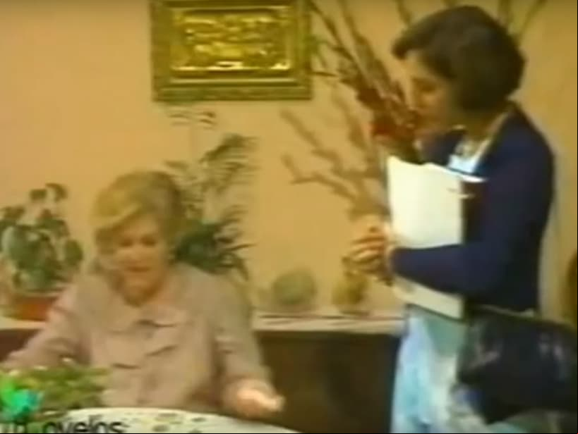 Carmen Montejo encarnó a ‘Doña Esperanza’, la madrina de ‘Leonora’ (Diana Bracho), quienes se mudan a un penthouse, propiedad de la familia Larios, mientras la joven está embarazada.