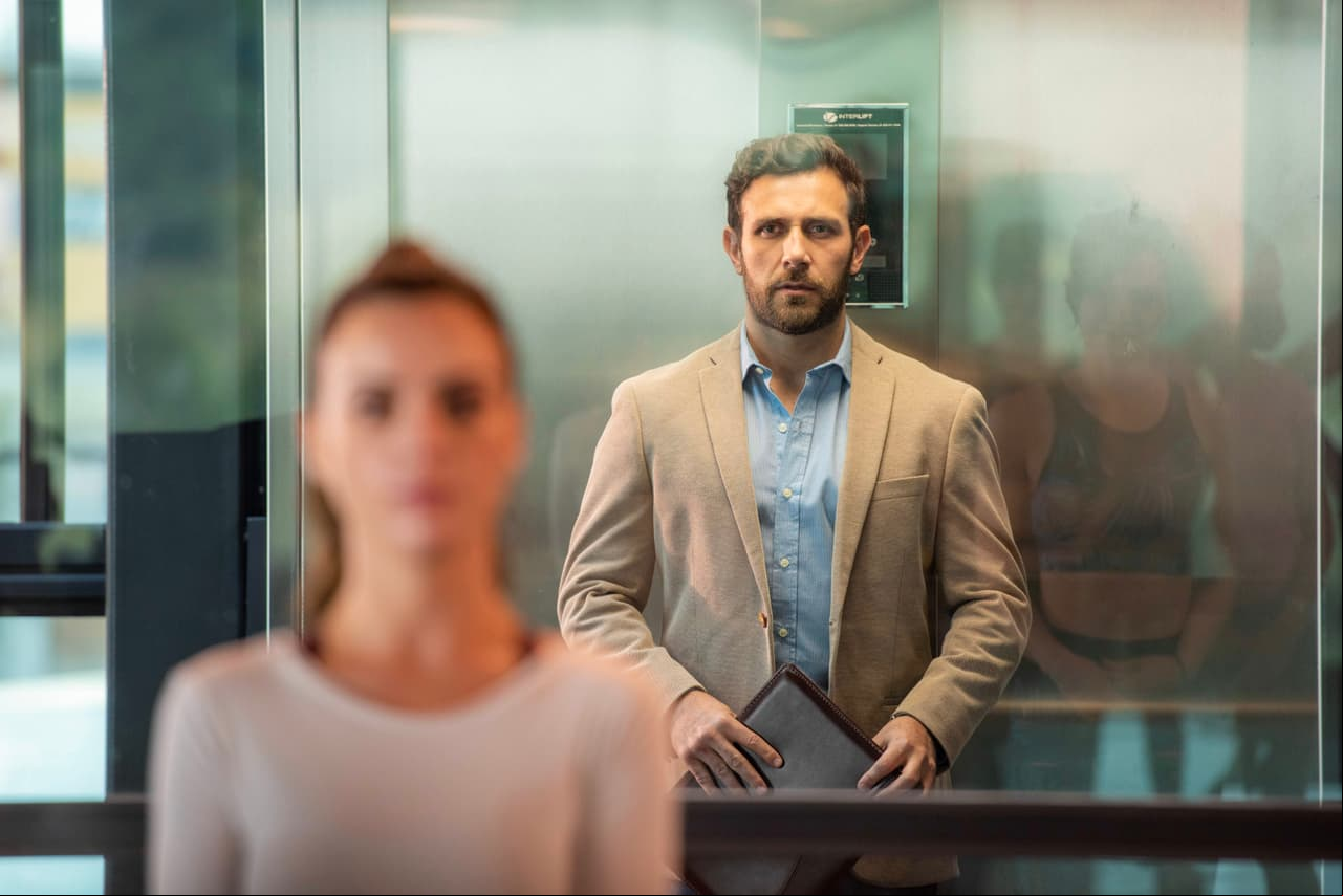 Meses antes de la persecución, 'Alexa' imparte clases de baile en un edificio. 'Gabriel' (Carlos Ferro) la ve desde el elevador y queda impactado.