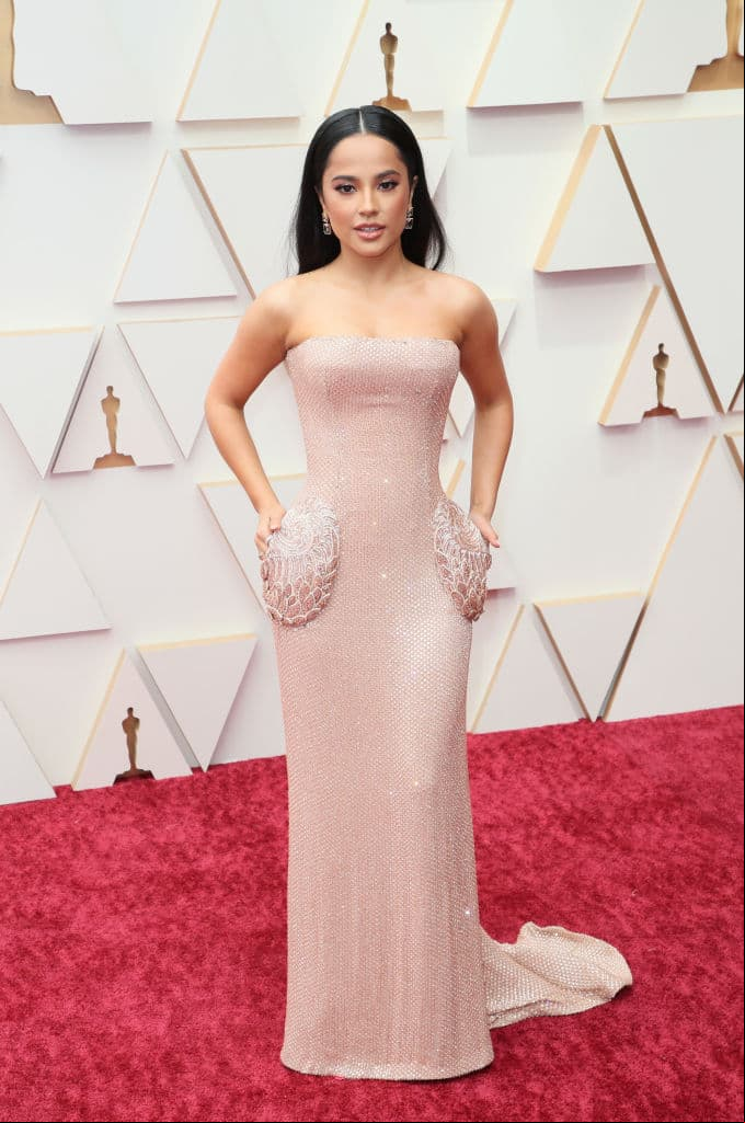 Becky G lució un espectacular vestido en tono nude, con dos apliques en la cadera de la firma Etro.