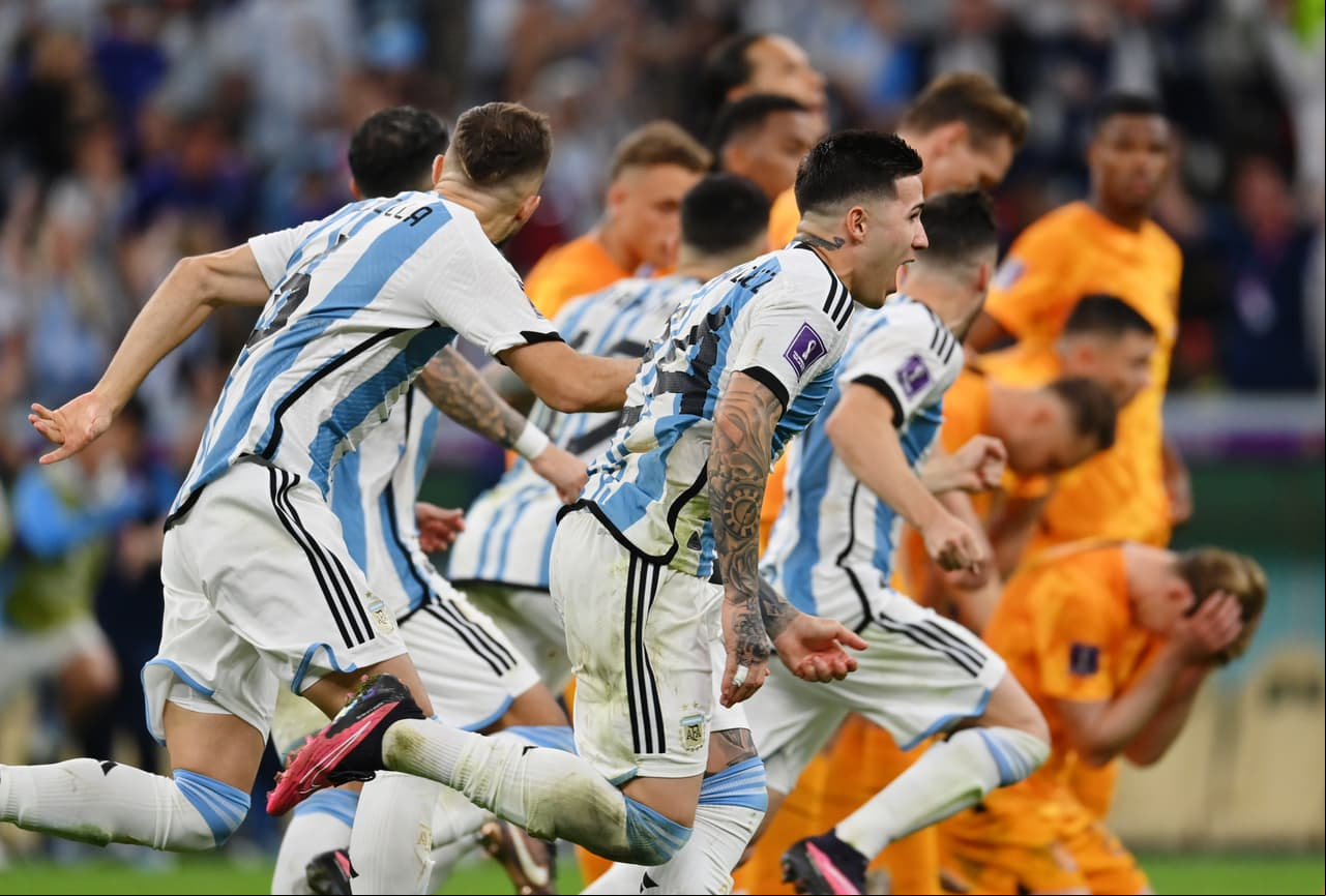 Argentina y Holanda se enfrentaron en tiempos extra y definieron en tanda de penaltis el pase a las semifinales donde la albiceleste consigue el boleto mientras que los Paises Bajos se convierten en el primer equipo que los pamperos eliminan en instancia de tiros de castigo.