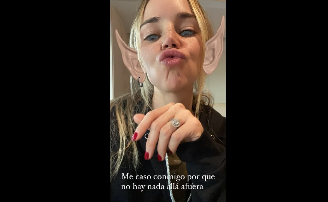 Sobre la imagen, la protagonista de la nueva versión de Rubí escribió una peculiar frase con la que dejó muchas dudas alrededor de su supuesto nuevo noviazgo: "Me caso conmigo porque no hay nada allá afuera".