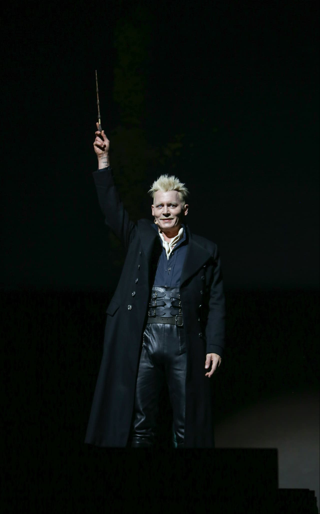 El intérprete apareció caracterizado como ‘Grindelwald’, el villano de la secuela de ‘Animales Fantásticos’ (FOTO: The Grosby Group)