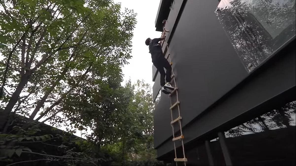 Una de las atracciones principales de la recámara principal es que una de las ventanas al abrirse despliega una escalera colgante, que da al jardín de la casa.