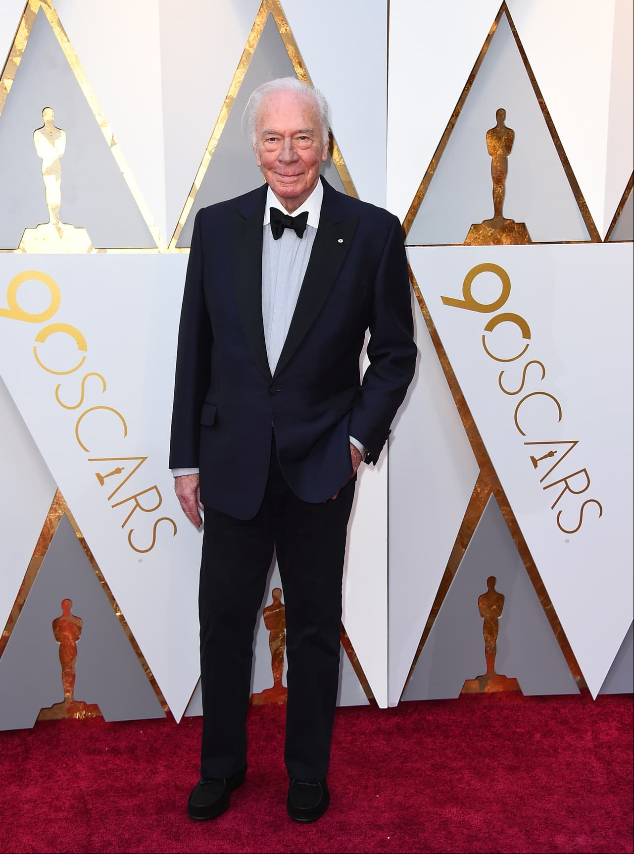 Como todo un caballero arribó Christopher Plummer a los Premios Óscar.