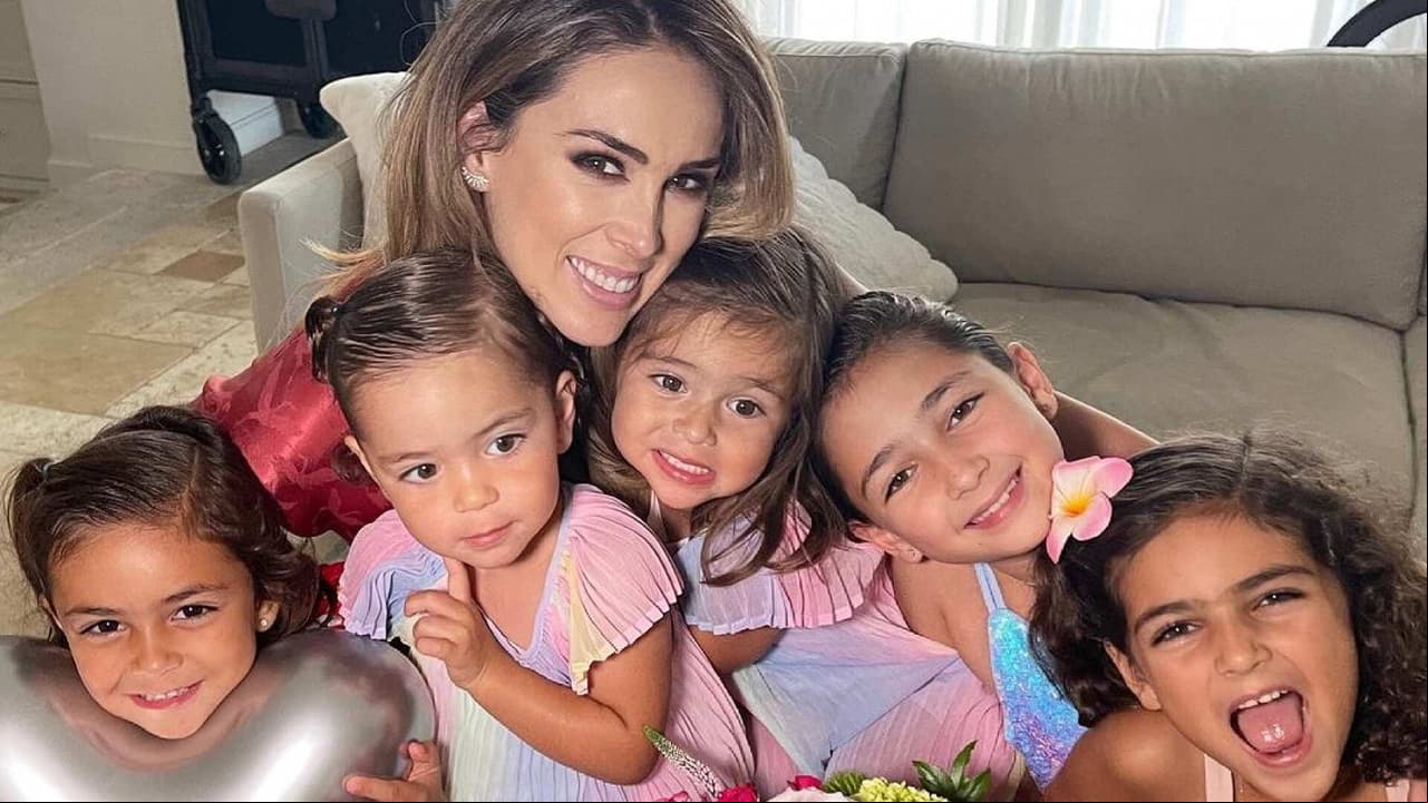 Jacky Bracamontes presume el cuarto de juegos de sus hijas y una de sus mellizas termina llorando
