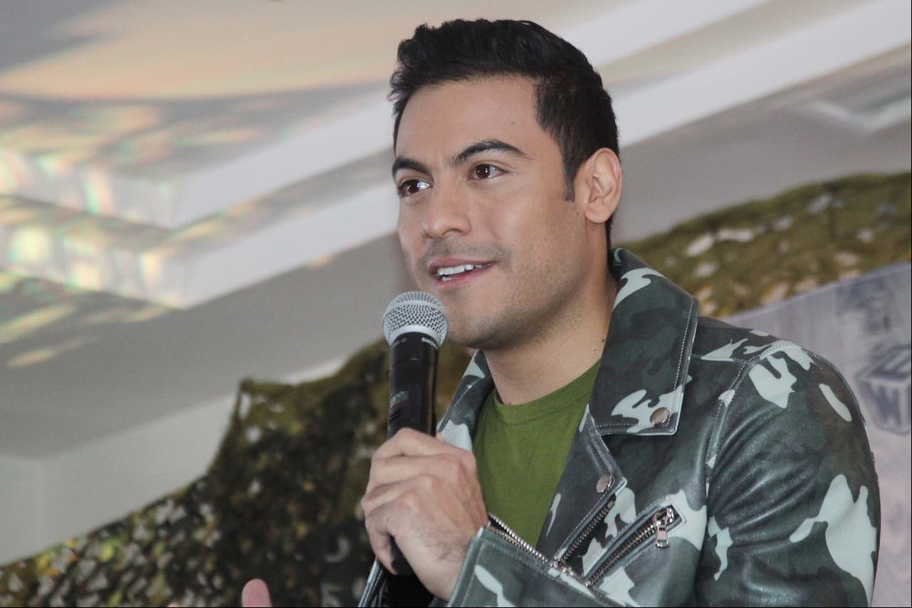 Carlos Rivera es compositor de todas las canciones del disco, y en otras hizo mancuerna con otros artistas como Gian Marco y Tommy Torres.