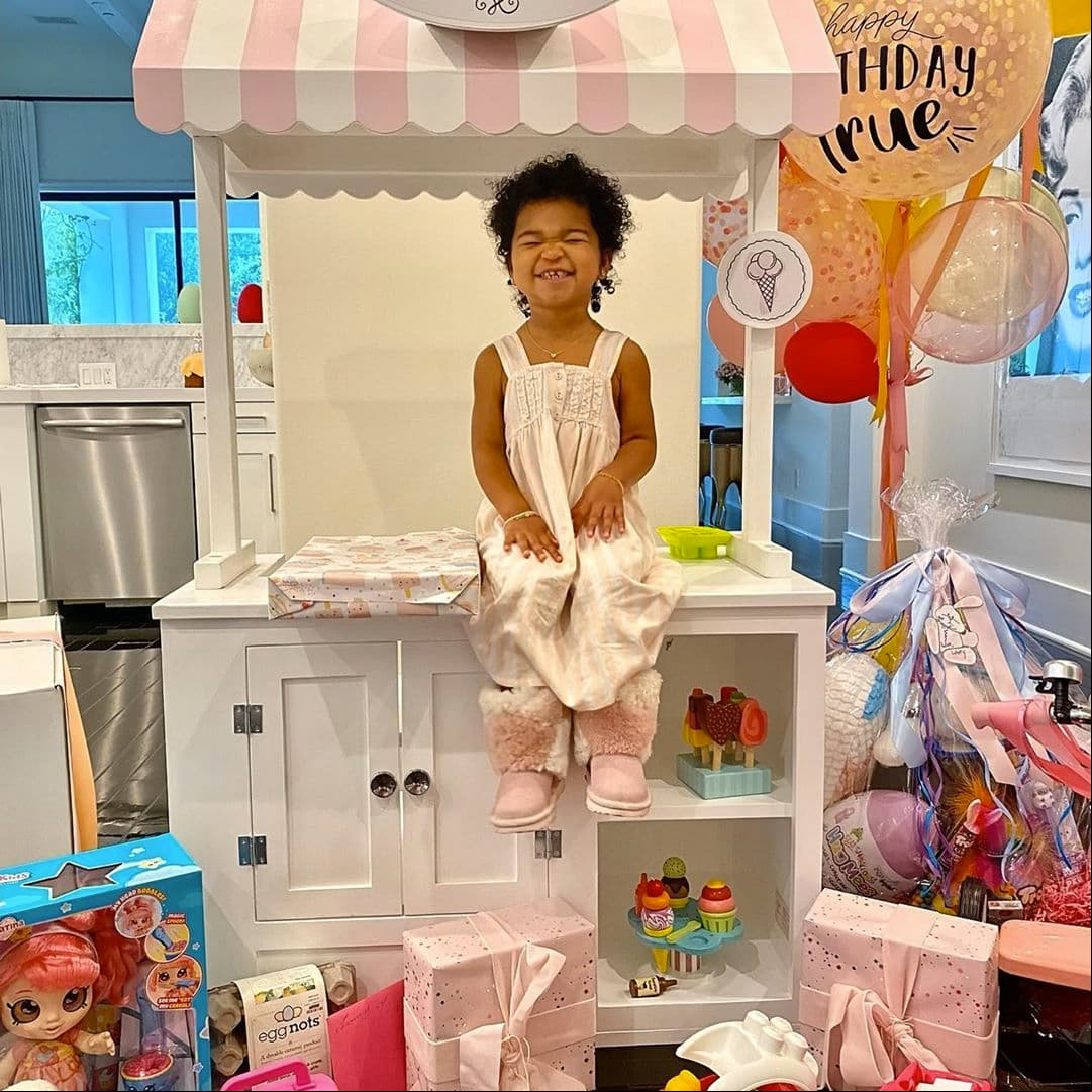“Feliz cumpleaños a mi hermosa bebé True. No tienes idea de lo mucho que te ama tu papá. No puedo creer lo rápido que pasa el tiempo. Siempre serás la niña de papá. Te amo mucho Tutu, feliz cumpleaños. #GemelaDePapá”, escribió el jugador de baloncesto de los Cleveland Cavaliers de la NBA, mostrando algunos de los regalos que recibió la niña.