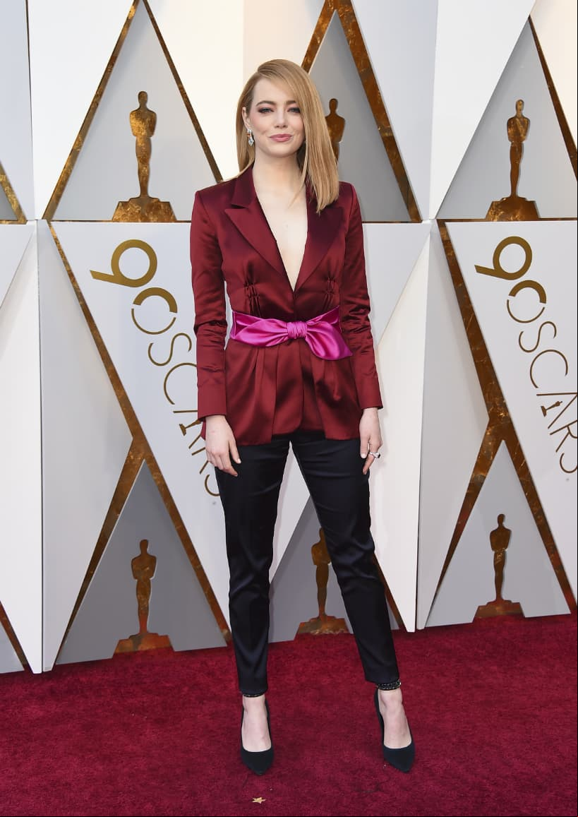 Emma Stone. La actriz combinó su traje de tres piezas con una media melena peinada hacia un costado.