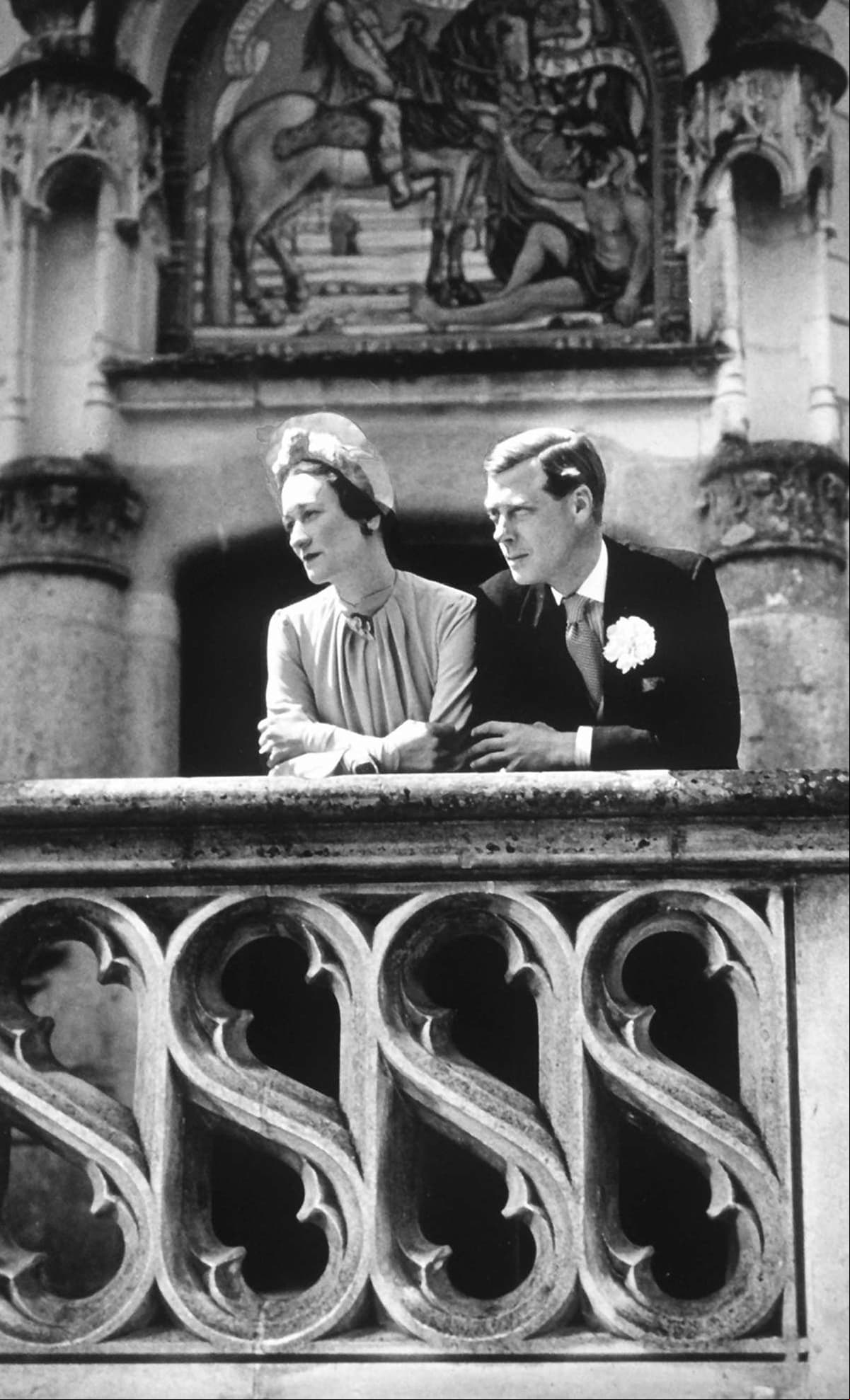 Eduardo VIII del Reino Unido causó todo un escándalo en 1936 al leer su renuncia en directo en la BBC para poder hacer su vida con Wallis Simpson, una norteamericana que se había divorciado en dos ocasiones. El cargo fue asumido por su hermano menor, quien adoptó el nombre de Jorge VI y reinó hasta 1952, hasta dar paso a su hija Isabel II.