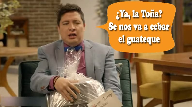 En el quinto episodio, espera a Toña para ir a la boda de Miranda, mientras Fran y Lola se besuquean en el sofá, por lo que le pide a su pareja que se apresure.