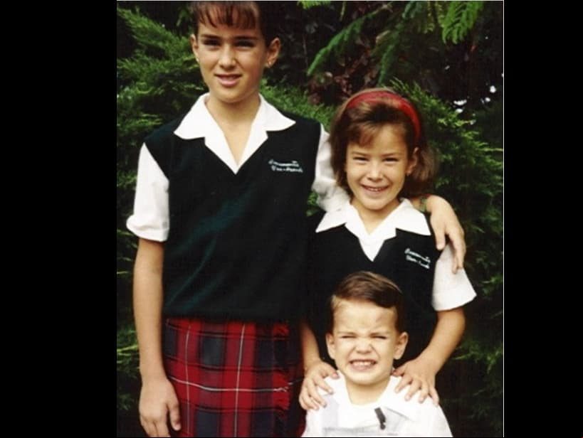 El pasado 28 de noviembre, Jacky compartió una imagen junto a sus hermanos, Alina y Jesús, momentos antes de ir a la escuela y sus seguidores señalaron que su hija Caro es idéntica a ella.