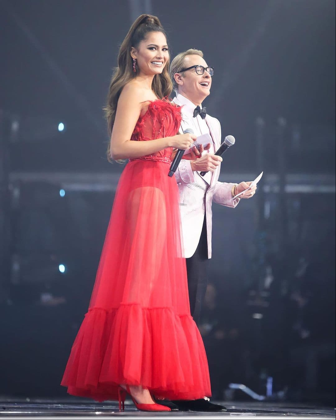 En la preliminar de Miss Universo, Andrea Meza lució un vestido rojo con transparencia, una creación de la firma mexicana Teté Rosado.
