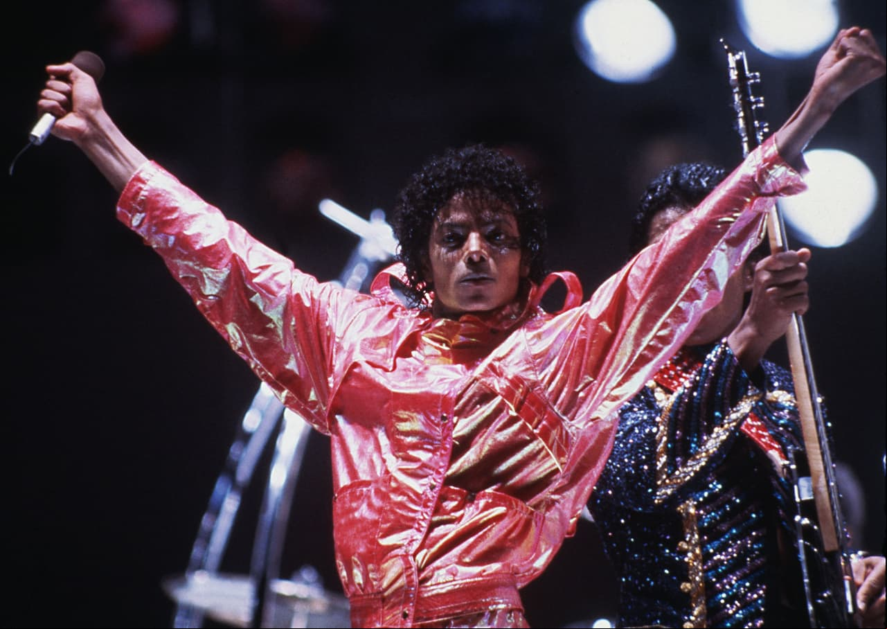Michael Jackson nació el 29 de agosto de 1958 en Gary, Indiana, Estados Unidos. Su carrera como cantante inició a los 8 años en el grupo The Jackson Five, sin embargo, fue en 1971 cuando optó por continuar en ascenso como solista.