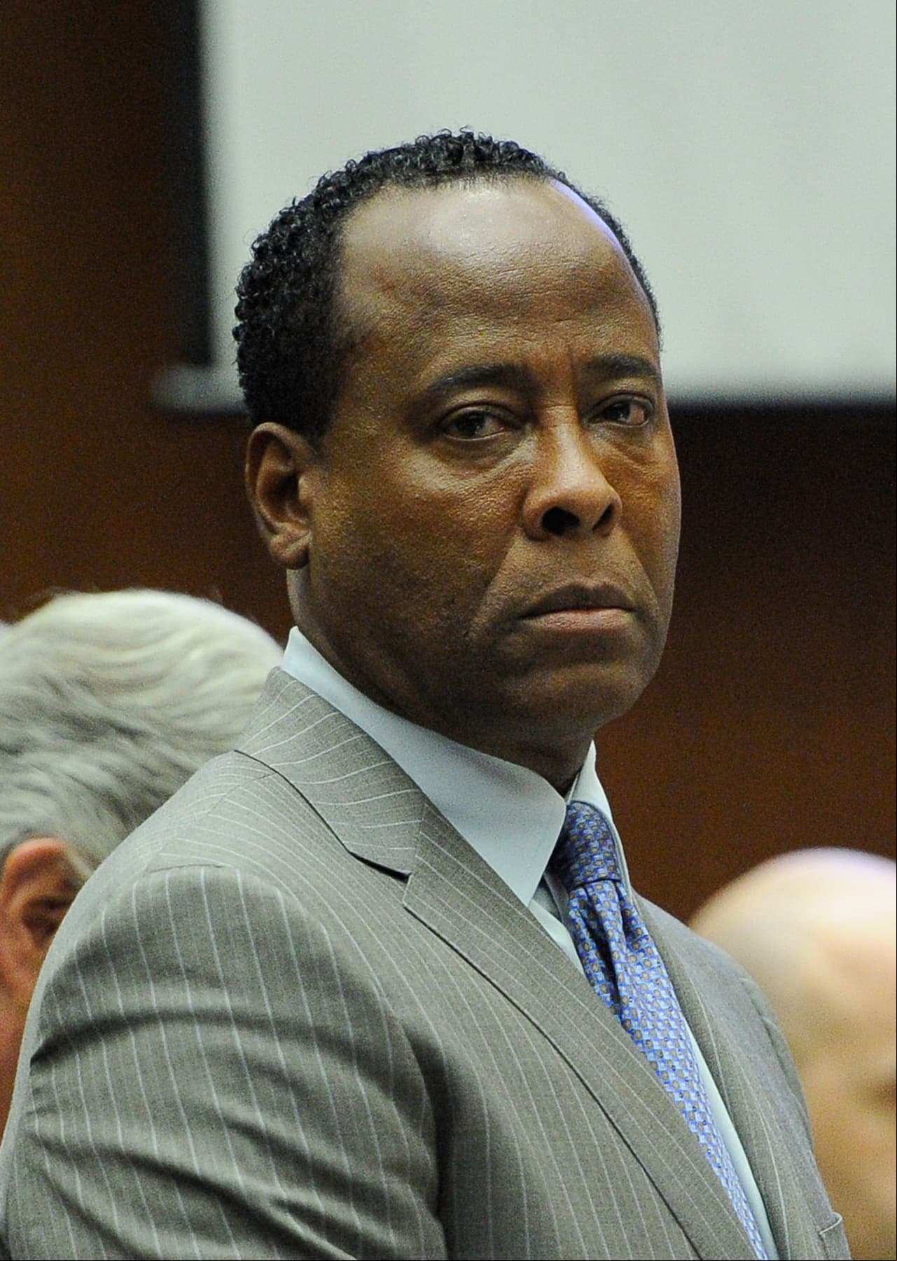 De acuerdo con el reporte oficial, los medicamentos fueron suministrados por su médico de cabecera, Conrad Murray, quien pasó dos años en prisión al ser encontrado culpable de homicidio involuntario.