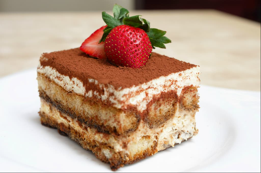 Tiramisú. Este postre es utilizado como afrodisíaco por los italianos; su alto contenido en chocolate puede ser un arma para levantar los ánimos de tu pareja.