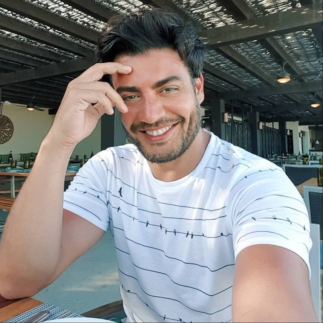 Ya sea en teatro, cine o televisión, Andrés ha mostrado su talento y continúa en búsqueda de papeles que lo hagan crecer como actor.