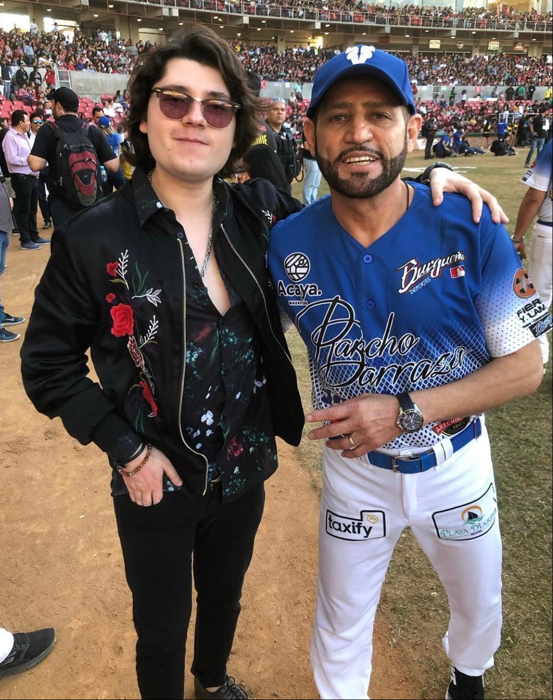 En la misma transmisión, Torres reveló que estudió música y composición. Asimismo, contó que actualmente reside en Mazatlán, Sinaloa, de donde es originario.