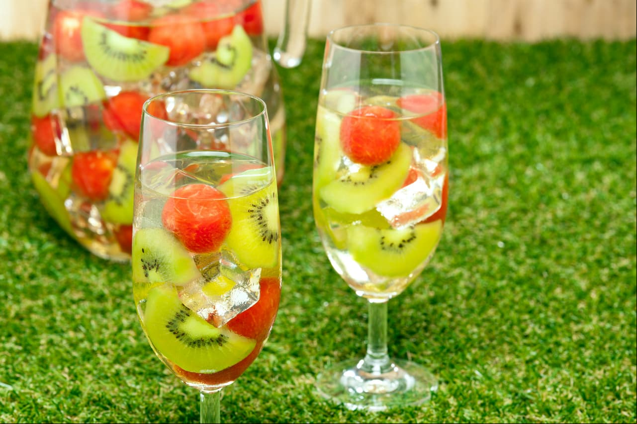 Sangría de kiwi. Vino blanco, menta fresca, moras y kiwi son los ingredientes para el mejor afrodisíaco. Gracias a sus ingredientes dulces, el deseo sexual aumentará.