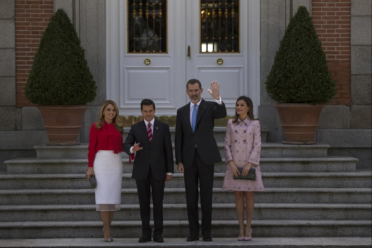 Los rumores de un distanciamiento entre la pareja comenzaron en 2015, tras publicarse un par de videos que muestra momentos incómodos entre ellos durante la visita de los reyes de España al Museo de Zacatecas y durante una visita oficial a Francia.