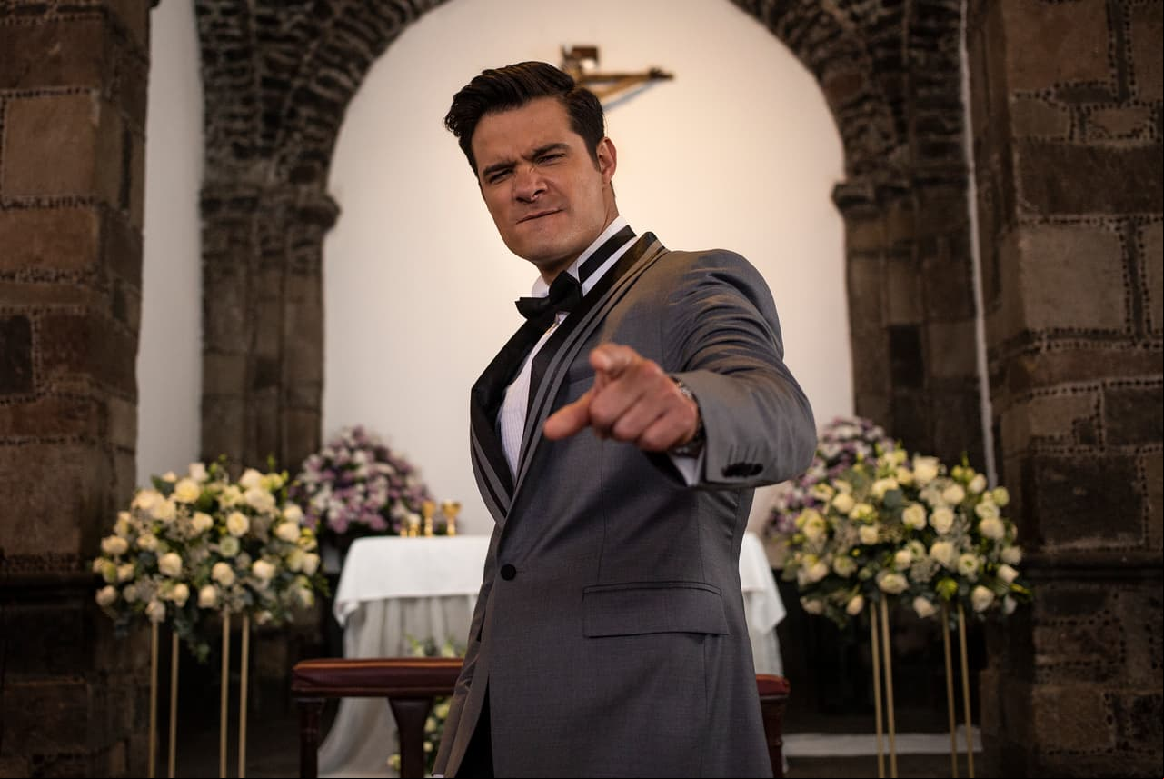 Mientras el actor 'coquetea' con la cámara.