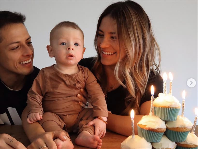 “¡6 meses de nuestro hermoso Noah!”, escribió la modelo australiana para acompañar una fotografía en la que posa junto a su familia y seis cupcakes.