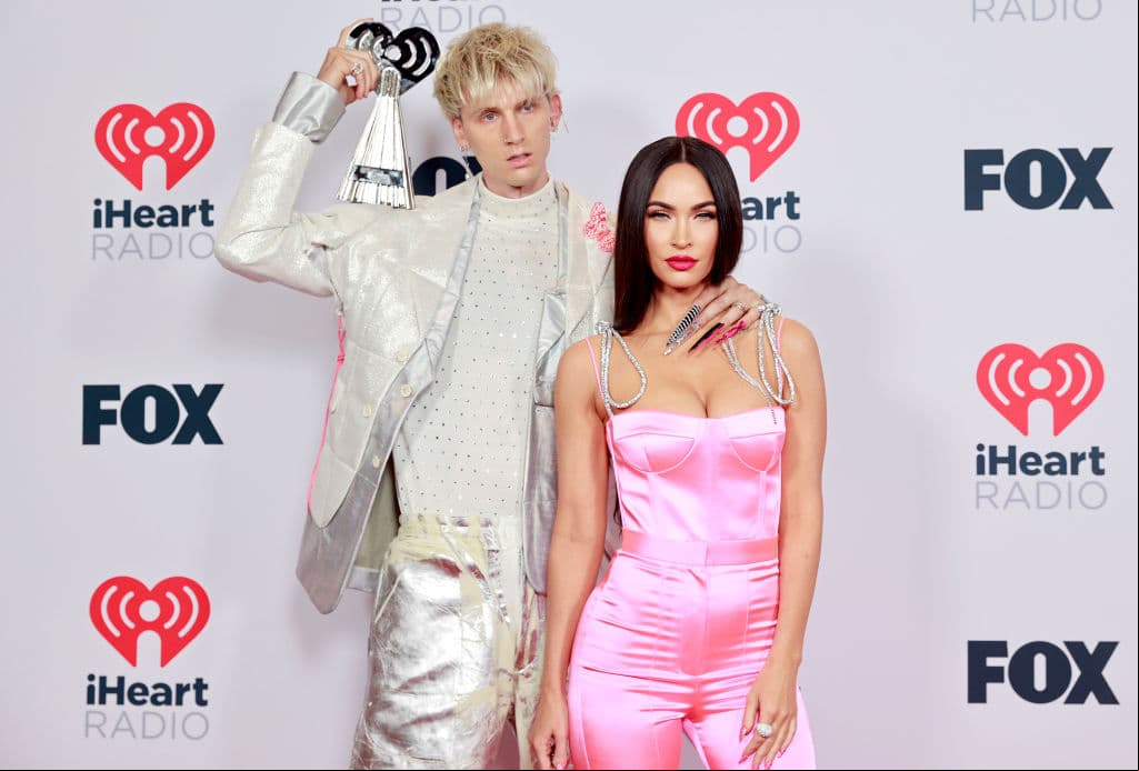 Machine Gun Kelly y Megan Fox en los iHeartRadio Music Awards 2021