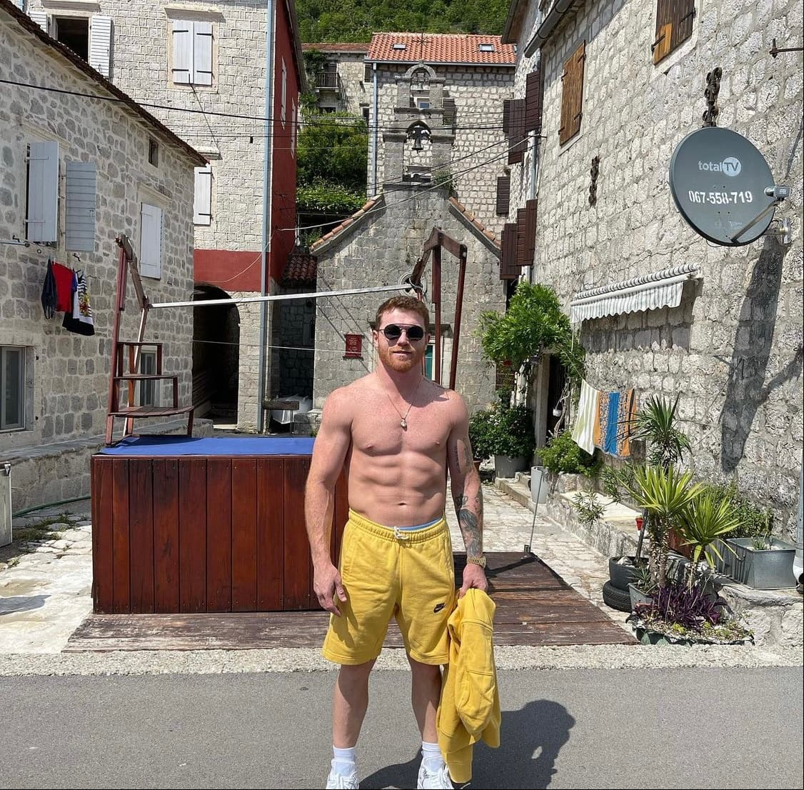 Por su parte, "El Canelo" colocó una postal en su cuenta oficial de Instagram desde la ciudad de Perast, también ubicada en Montenegro.