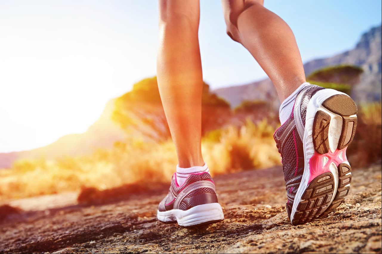 Caminar. Invierte 30 minutos de tu tiempo en una caminata diaria. Elige un terreno con pendientes o escaleras, de esta forma acelerarás la quema de calorías. ¡Sé constante!