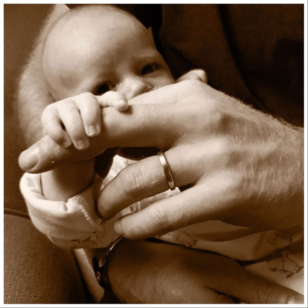 El príncipe Harry y Meghan Markle compartieron una foto de su hijo, Archie Harrison, quien tiene poco más de un mes. “¡Feliz día del padre! Y deseamos un muy especial primer día del padre al duque de Sussex”, dice la publicación que consiguió 2.2 millones de likes.