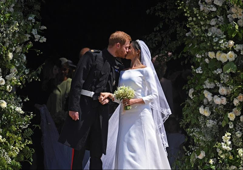 El Príncipe Harry y Meghan Markle se dieron su primer beso como esposos
