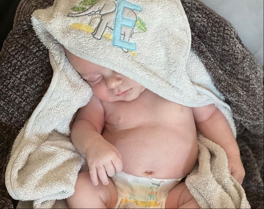 Mientras Erika Zaba trabajaba, el bebé se quedó a cargo de su padre