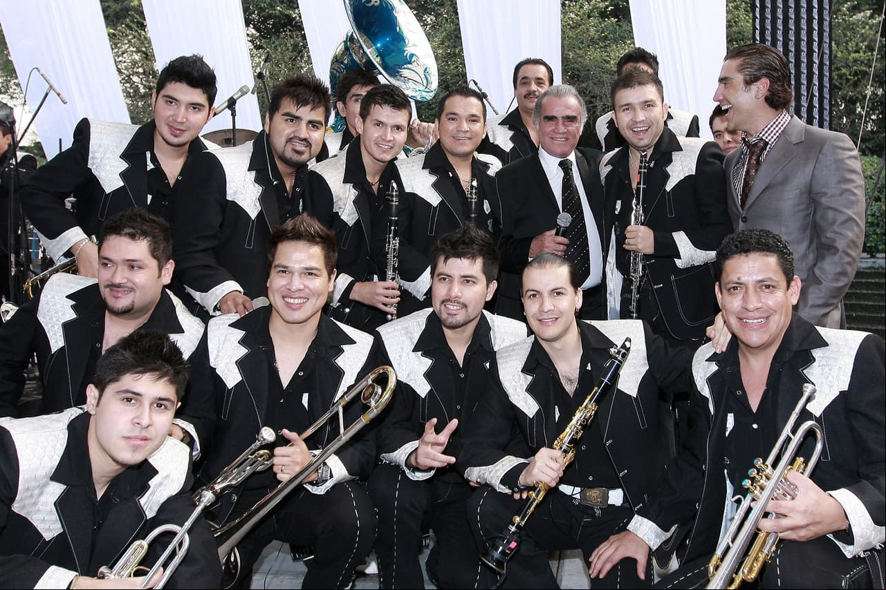 Por supuesto Alejandro Fernández acompaño en tan importante día a su hermano y entonces cuñada, quienes contaron con la presencia de Banda El Recodo.