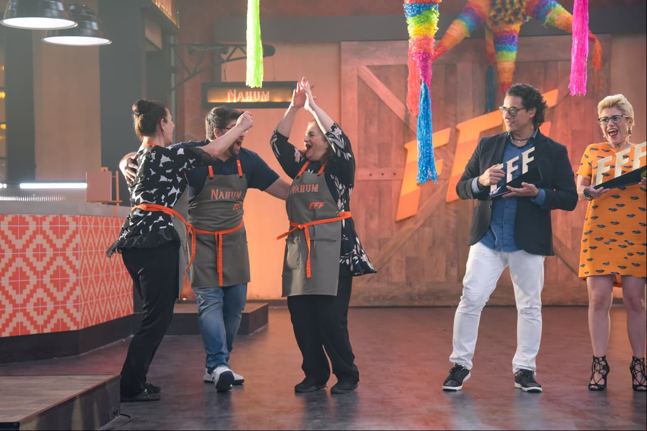 Al romper la piñata, el color naranja invadió las cocinas de Familias Frente al Fuego.