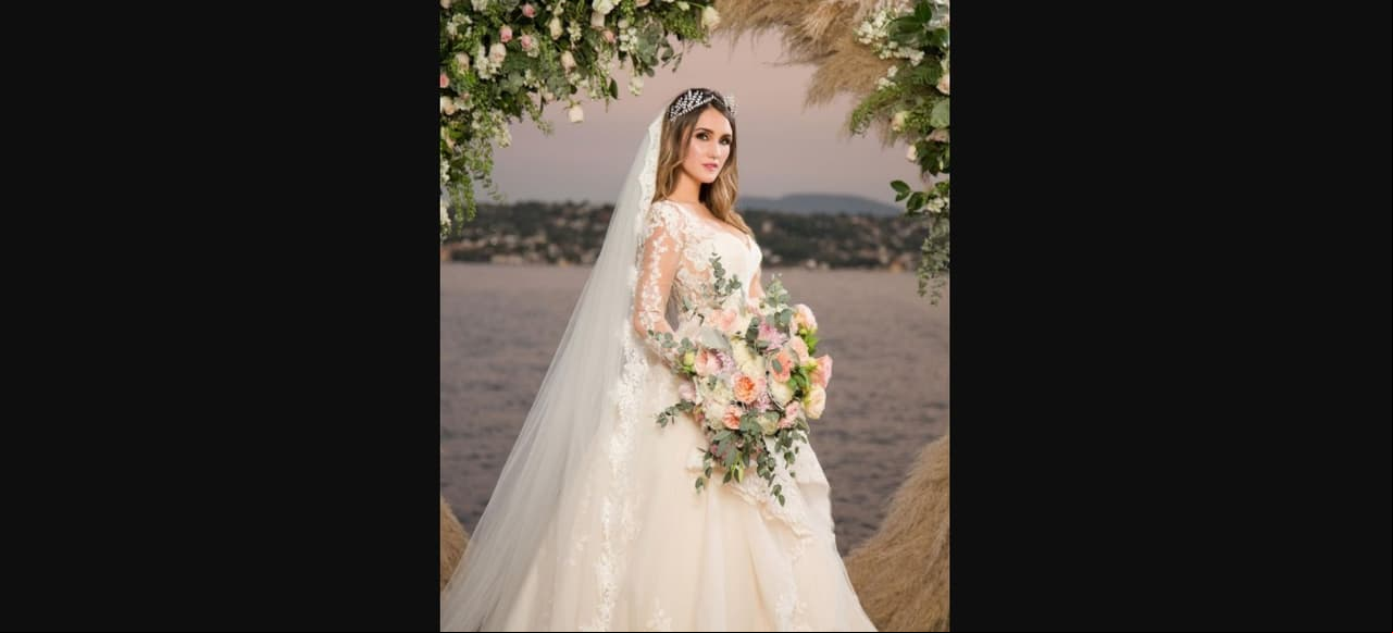Dulce María lució como una princesa el día de su boda con Paco Álvarez en noviembre de 2019. Y es que la actriz optó por un diseño similar al de Kate Middleton, el vestido fue confeccionado con un escote de corazón, mangas con encaje y transparentes, falda de tul y un velo tipo catedral.