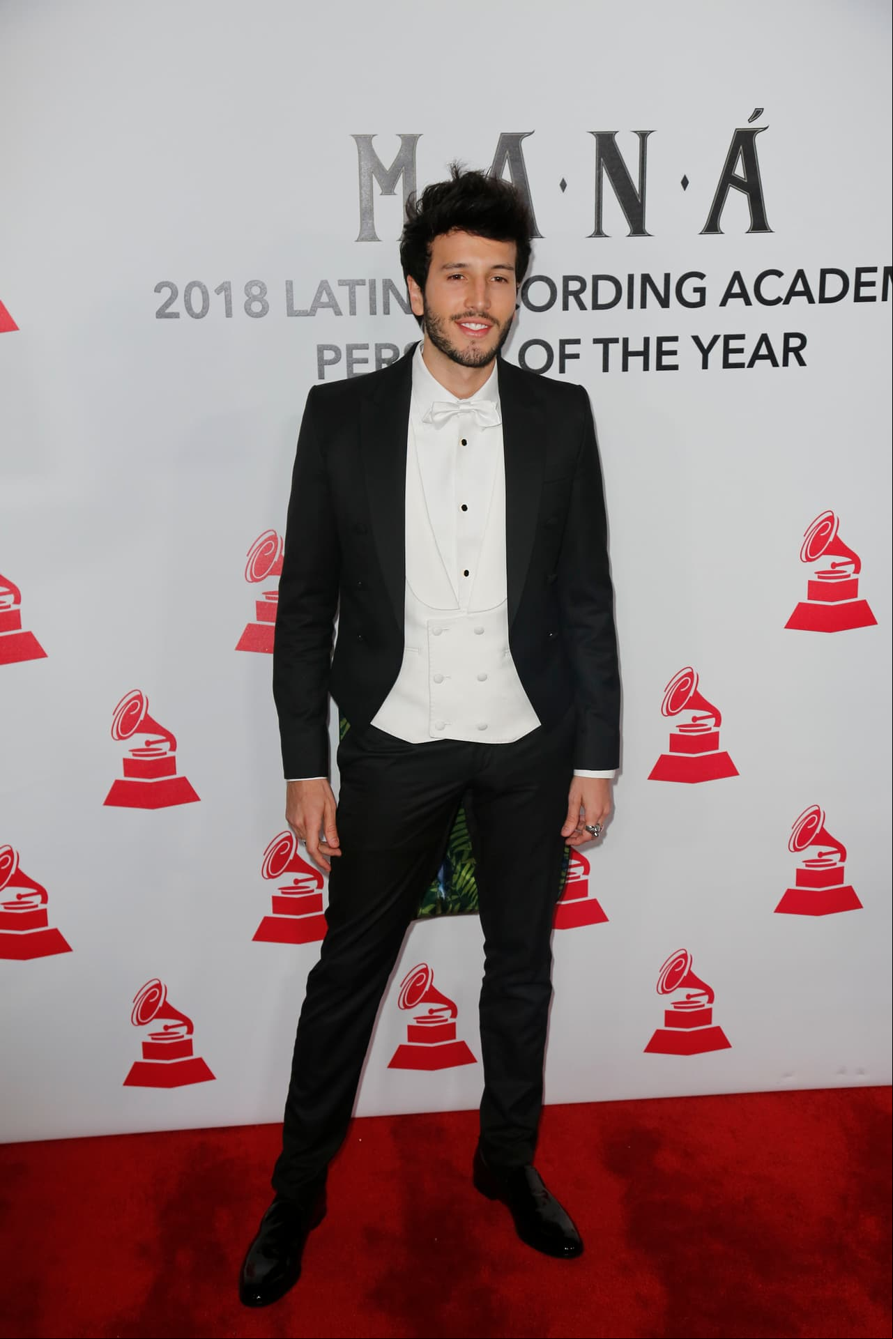 Sebastián Yatra interpretó el tema de Maná, 'No ha parado de llover'.