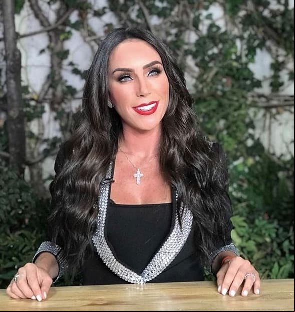 Por su parte, la conductora Inés Gómez Mont, quien se caracterizaba por contrastar su piel blanca con un color de pelo negro, recientemente, sorprendió a sus más de 2 millones de seguidores al cambiar radicalmente de look.