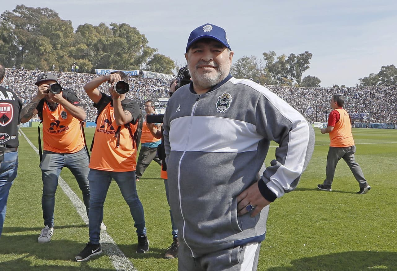 Maradona abandona hospital tras recibir el alta médica
