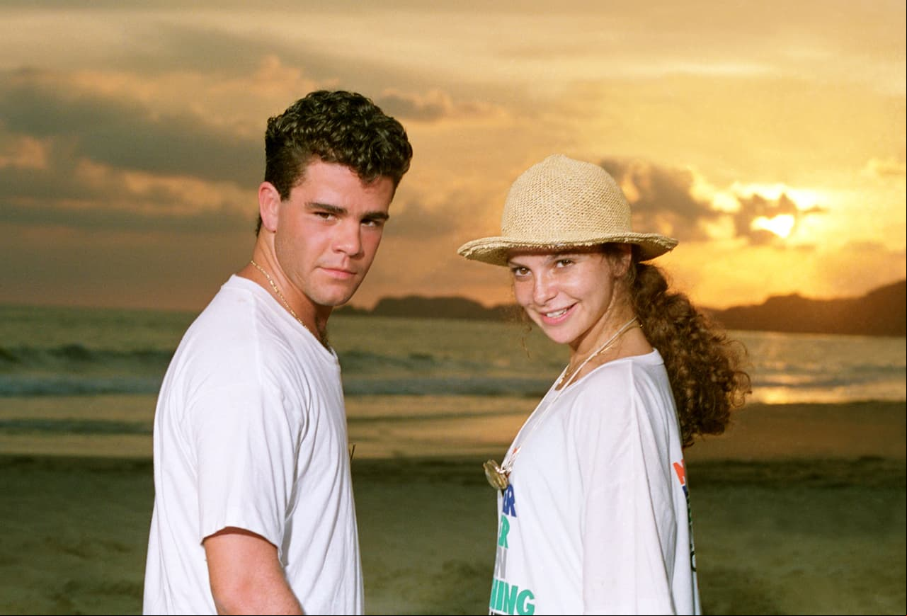 Ante el próximo reestreno de "Alcanzar una Estrella" en el canal TLnovelas el próximo 17 de junio, te presentamos un antes y después del elenco de la telenovela juvenil musical que originalmente se estrenó en 1990, bajo la producción de Luis de Llano Macedo y fue estelarizado por los exTimbiriche Eduardo Capetillo y Mariana Garza.