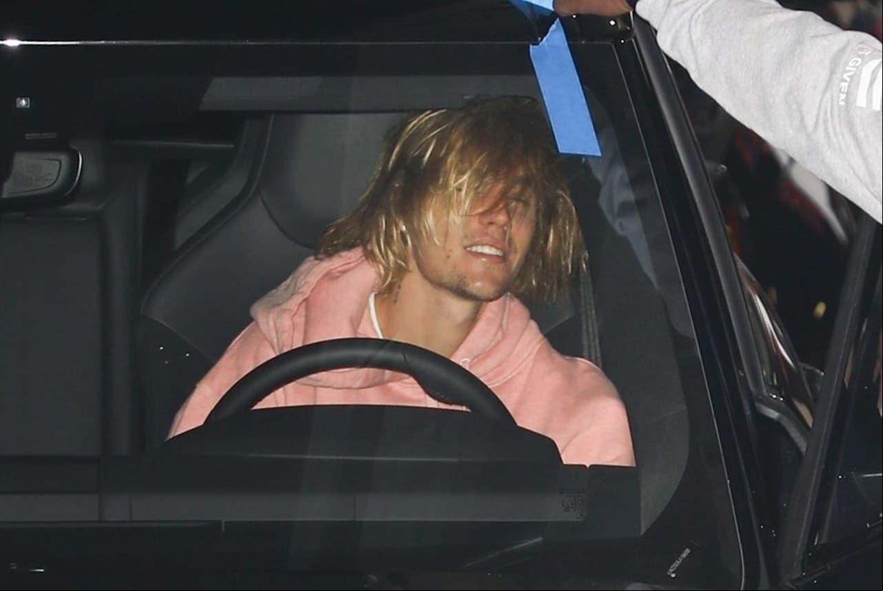 El artista canadiense Justin Bieber fue fotografiado por los paparazzis cuando salía de una iglesia sin su prometida Hailey Baldwin, luego de enterarse de que Selena Gomez fue ingresada a un hospital psiquiátrico.