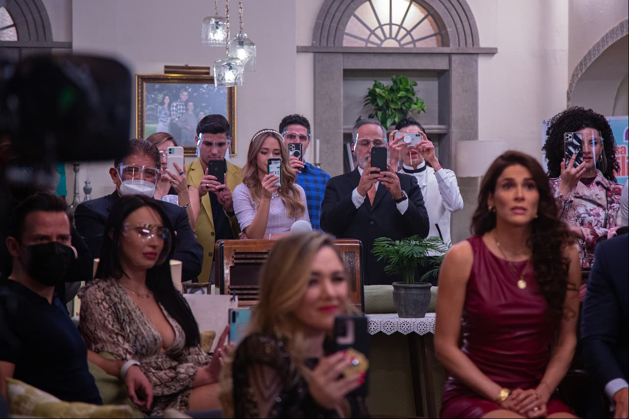 El elenco se mantuvo atento a las escenas transmitidas durante el evento.