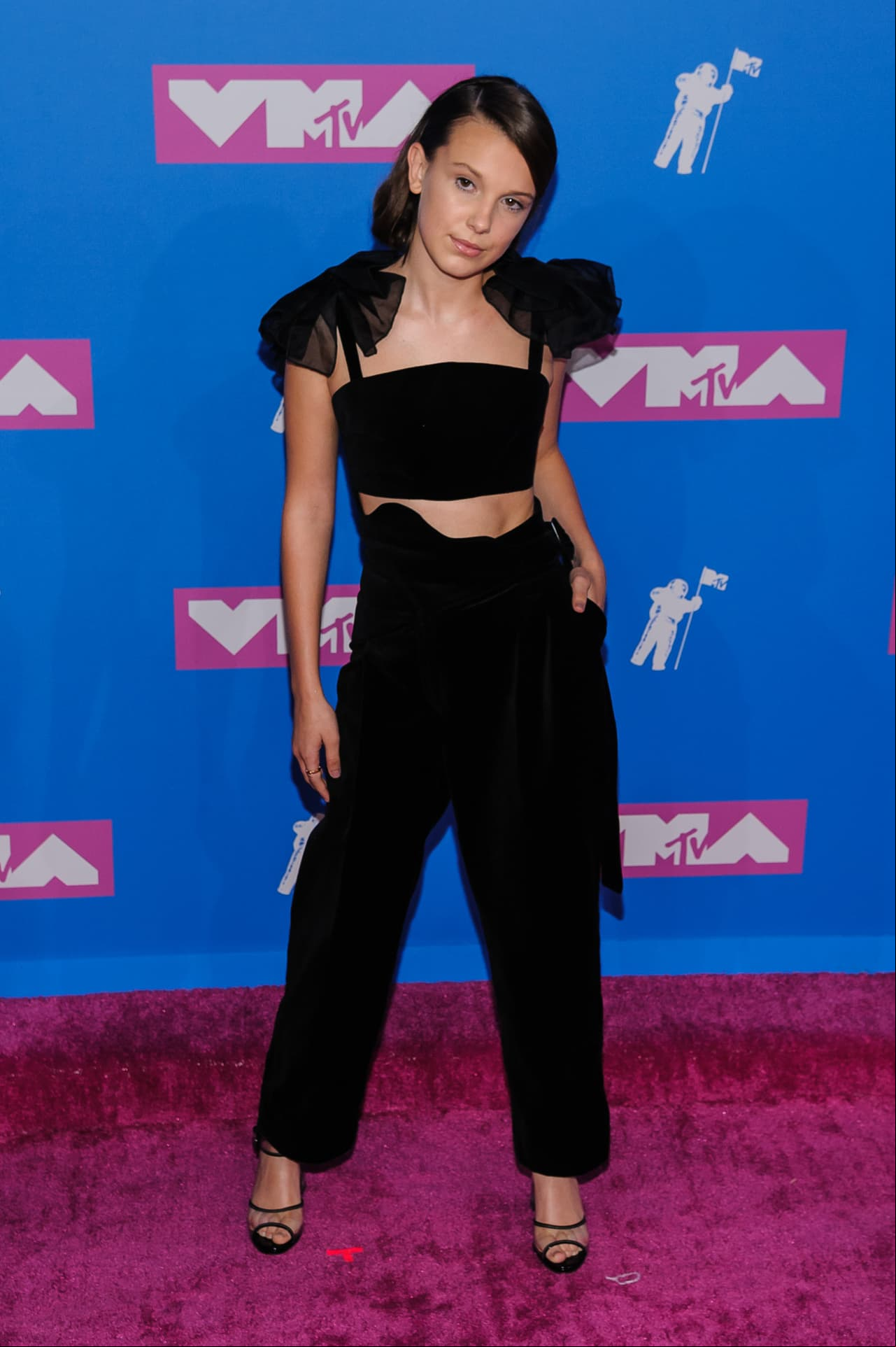 Millie Bobby Brown impactó con un crop top, que la colocó entre las más guapas del evento