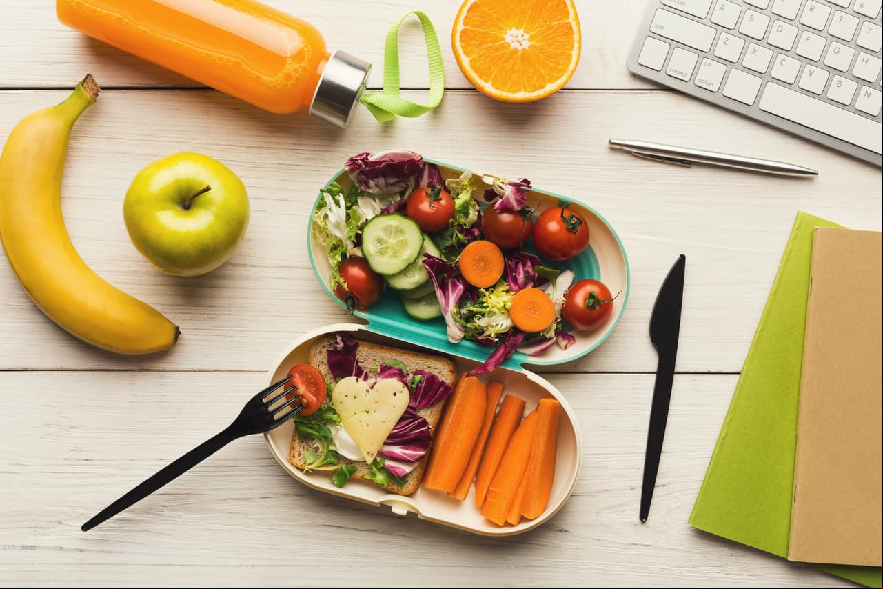4. Alimentación. Los malos hábitos alimenticios no solo perjudican tu salud, también vuelven tus uñas débiles, propiciando el quiebre. Lleva una dieta balanceada e incluye alimentos ricos en calcio.