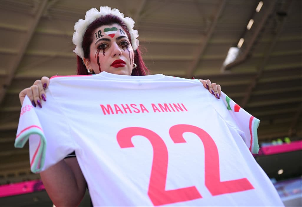 Aficionada de Irán protesta por la justicia del caso de Mahsa Amini, quien fue asesinada a manos de la policía del país.