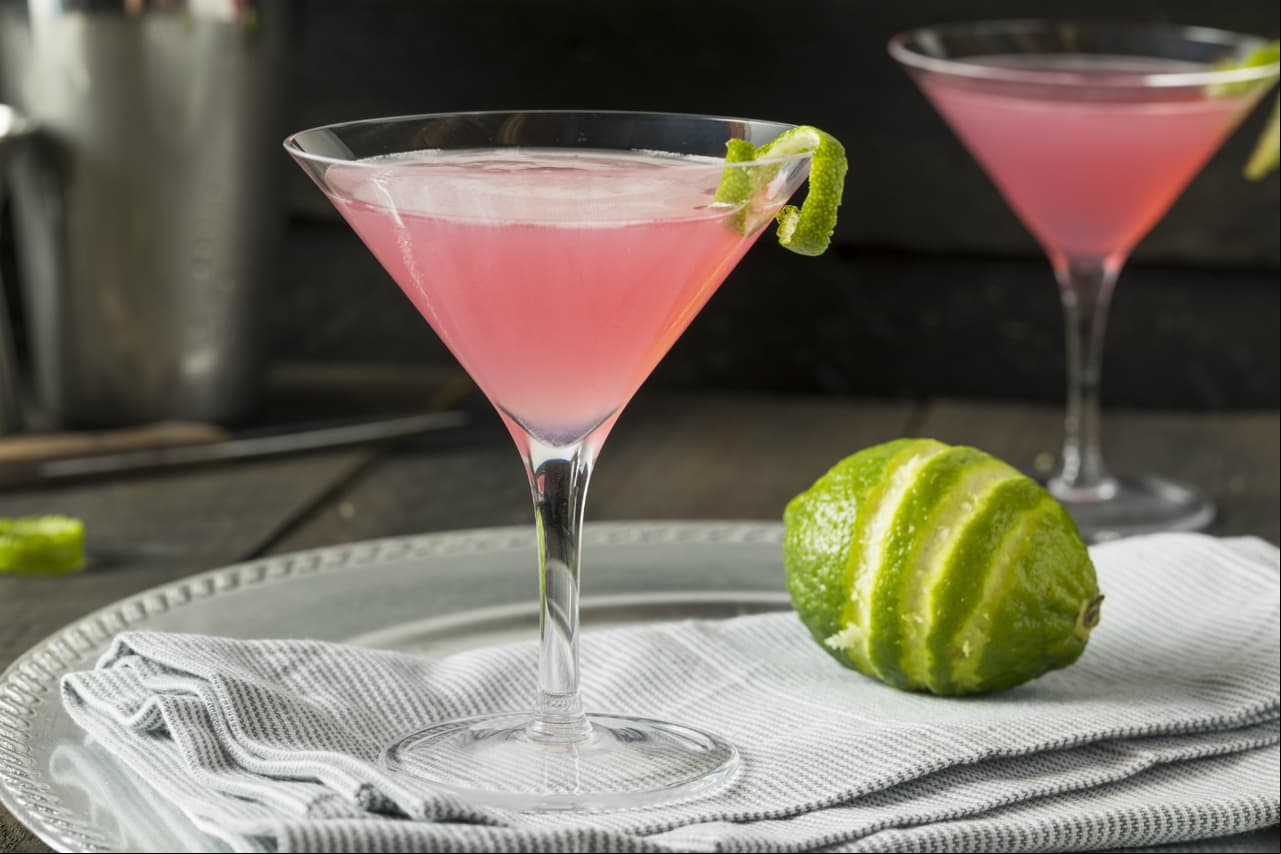 Cosmopolitan. Esta bebida es famosa por la cinta 'Sex and the City'. Consiste en vodka, jugo de arándano o grosella y jugo de limón. Al final, se puede adornar con una cereza para incitar al juego.