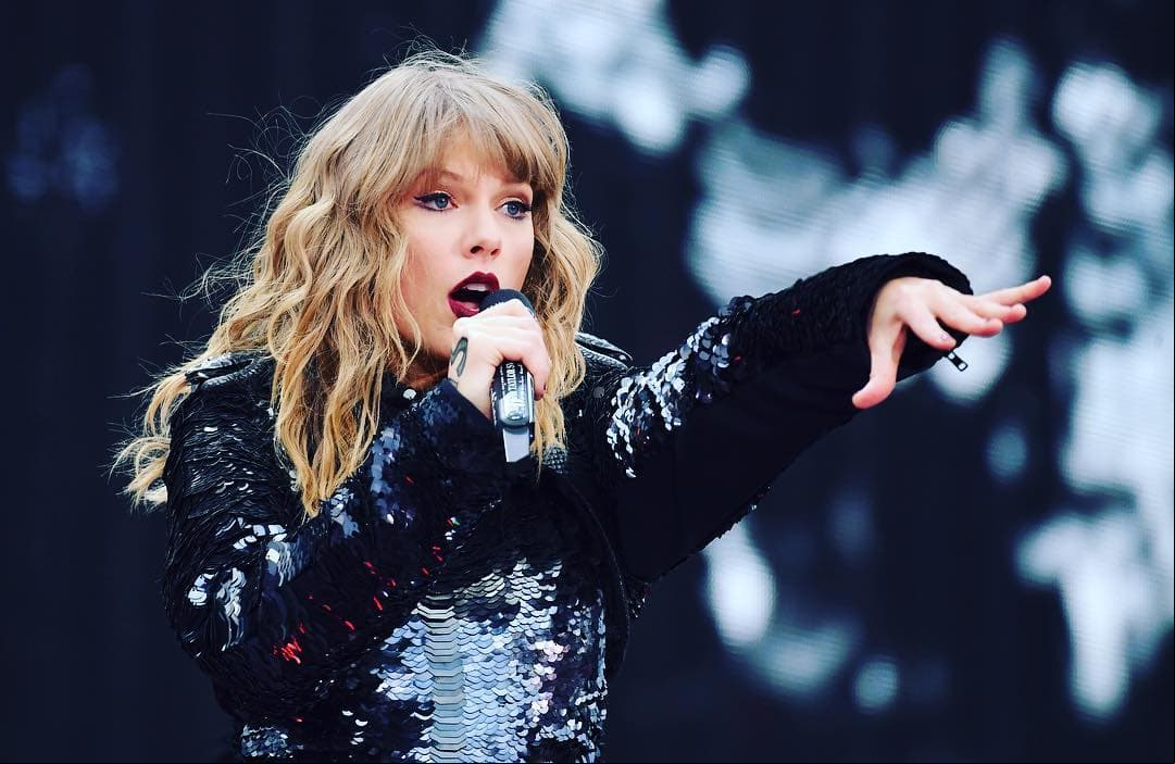 El truco de Taylor Swift para que tu labial dure más tiempo
