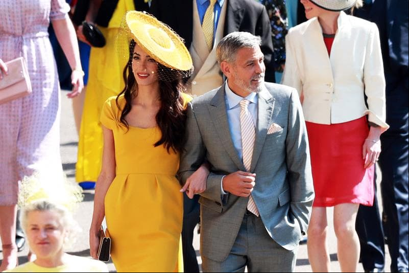 Uno de los primeros en llegar fue el actor George Clooney con su esposa Amal, quien marcó tendencia con un atuendo amarillo y llamativo sombrero.