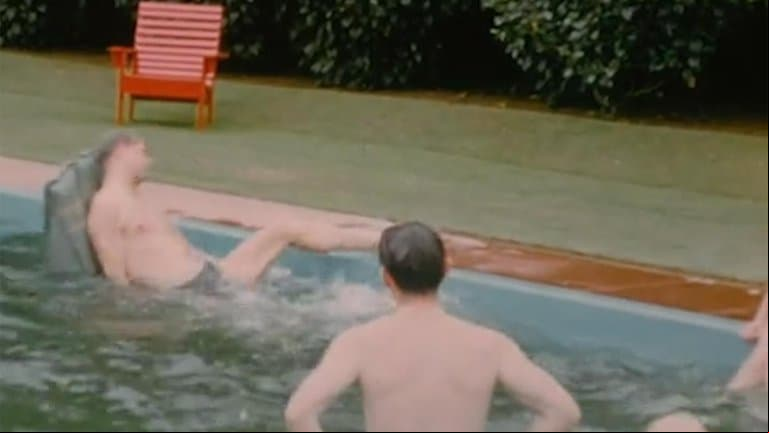 Felipe de Edimburgo intentando mantenerse a flore en un inflable.